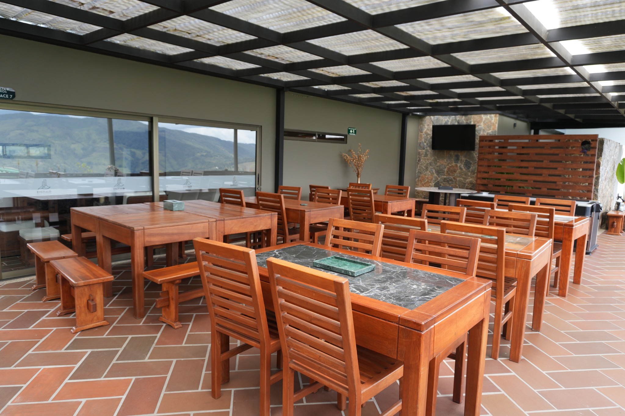 Restaurante y terraza gastronómica de Emerald Hotel Boutique