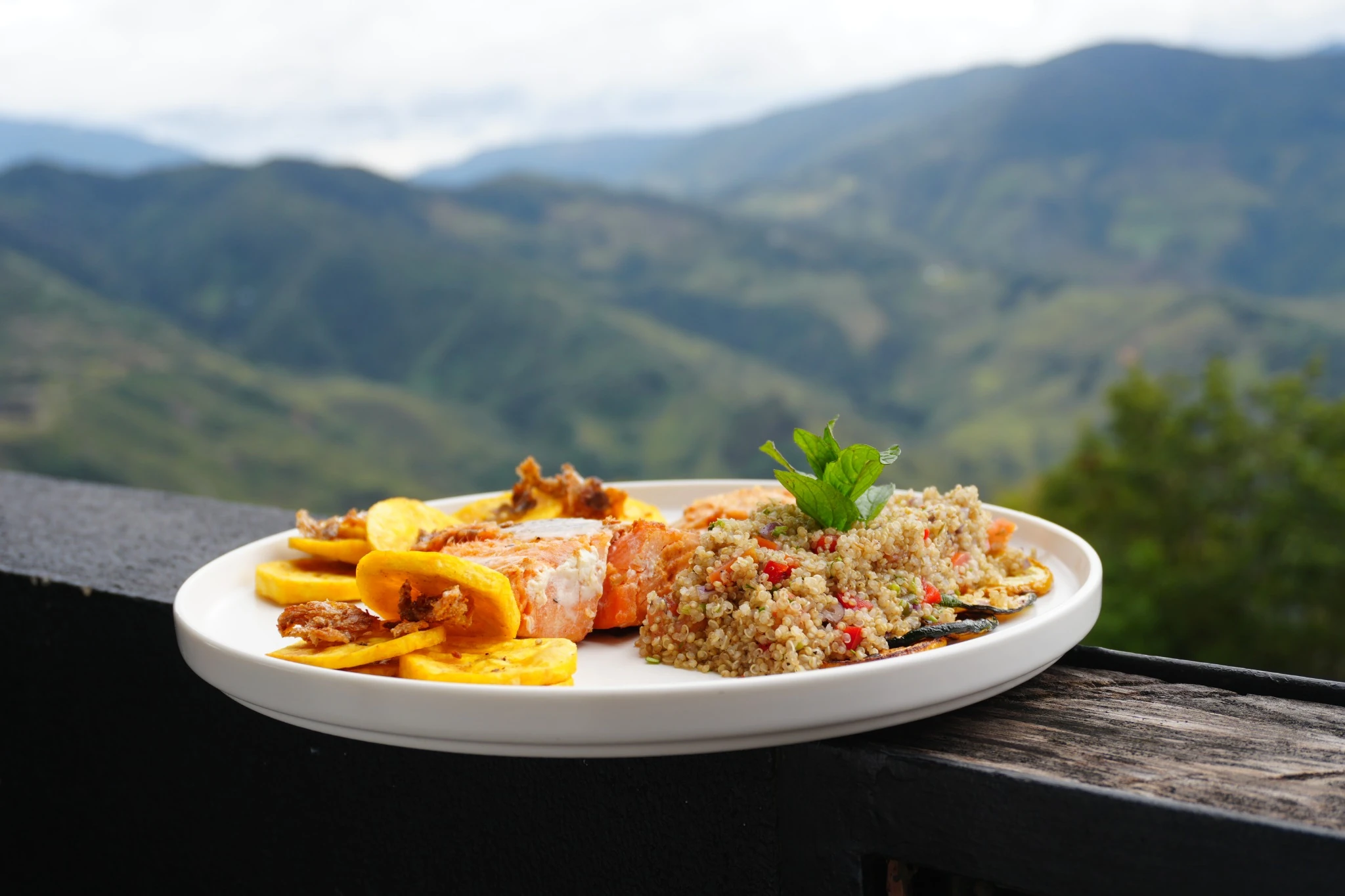 Salmón servido con quinua, vegetales y plátano en Emerald Hotel Boutique