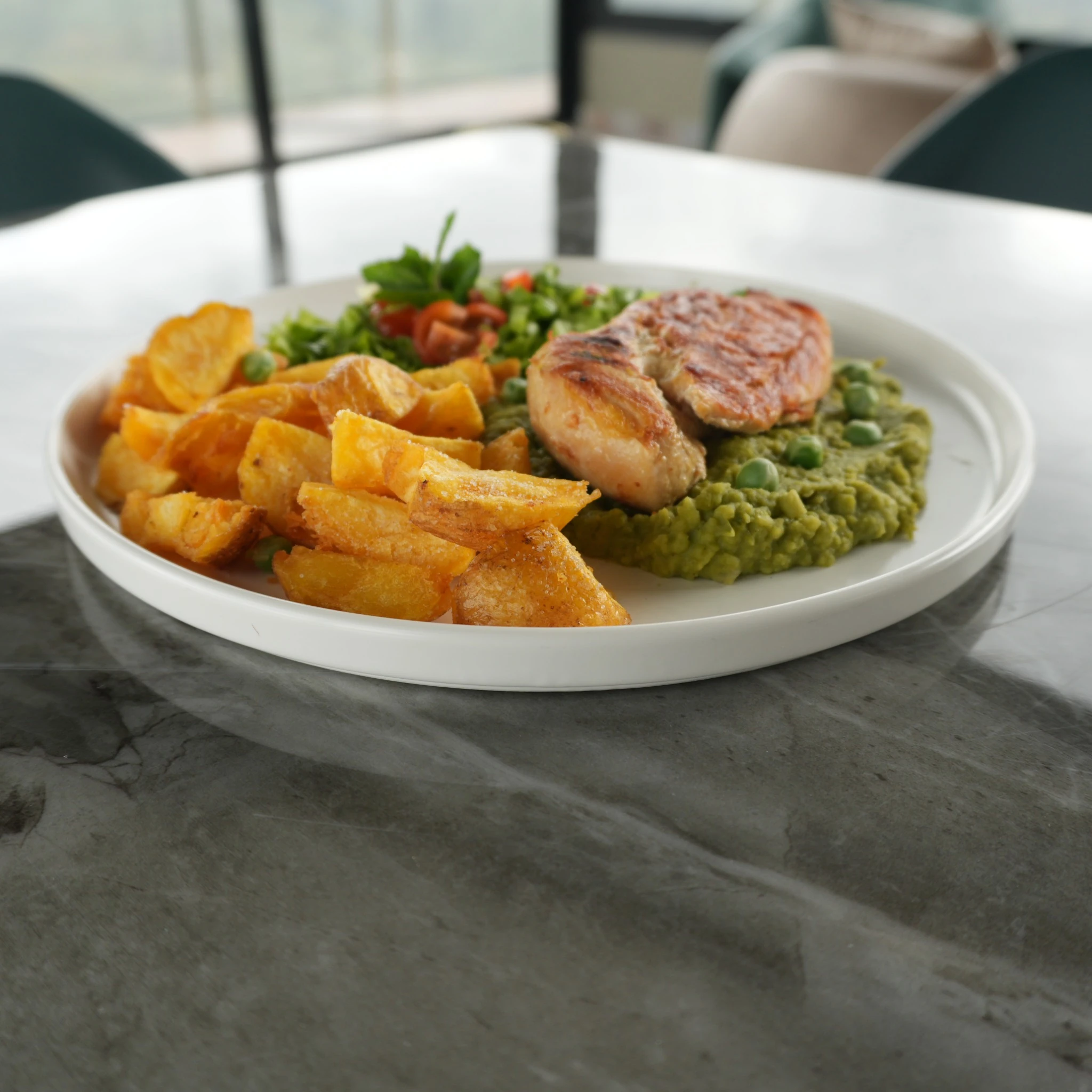 Pechuga de pollo con puré de arveja y papas, Emerald Hotel Boutique